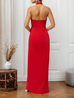 Rotes Maxikleid mit Neckholder, Strasssteinen, Knoten vorne und Schlitz, Etui-Schnitt