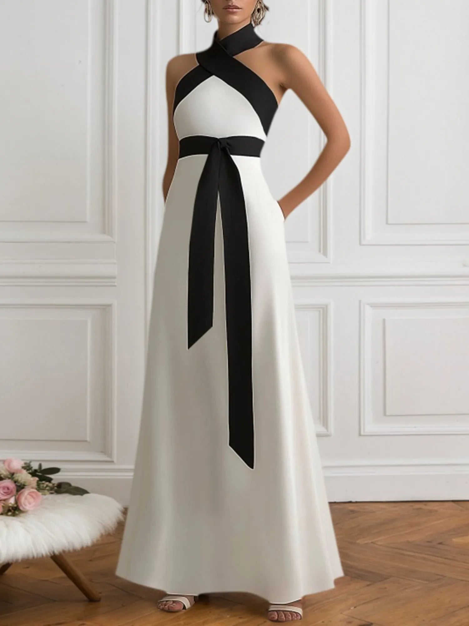 Vestido maxi formal en blanco y negro, con escote cruzado y cuello halter