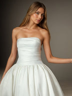 Abito da sposa bianco a gonna ampia senza spalline in raso opaco