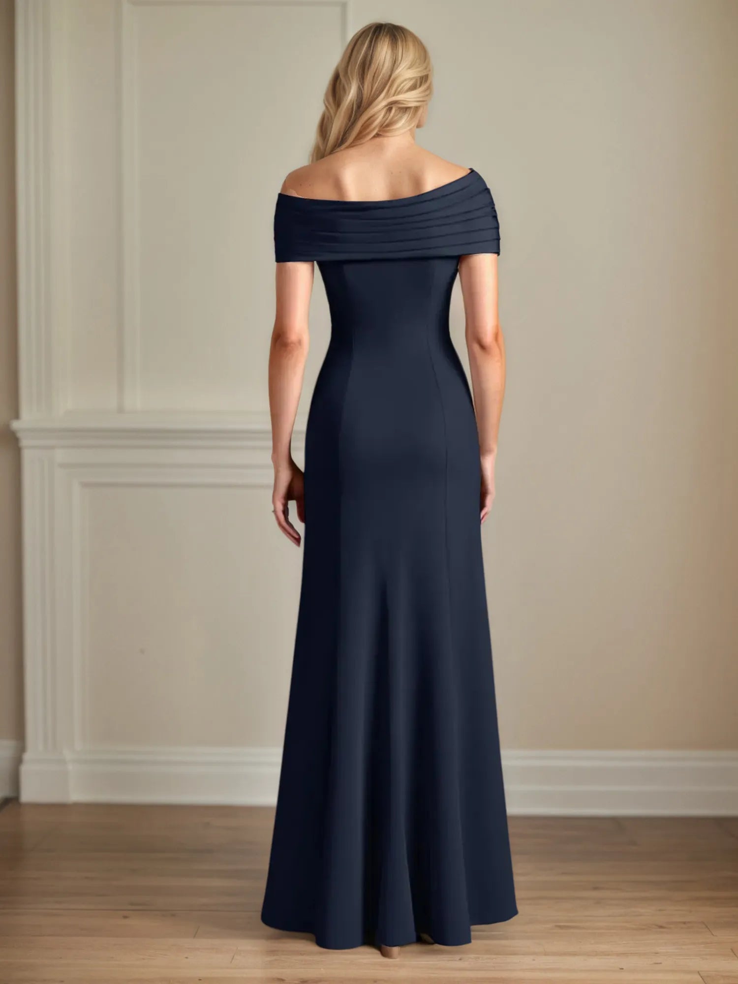 Abito da madre della sposa in crepe elasticizzato a tromba/sirena con scollo a barca e maniche a cappuccio