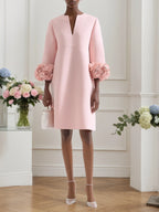 Abito midi rosa a linea A con maniche lunghe classiche, scollo a V e fiori 3D