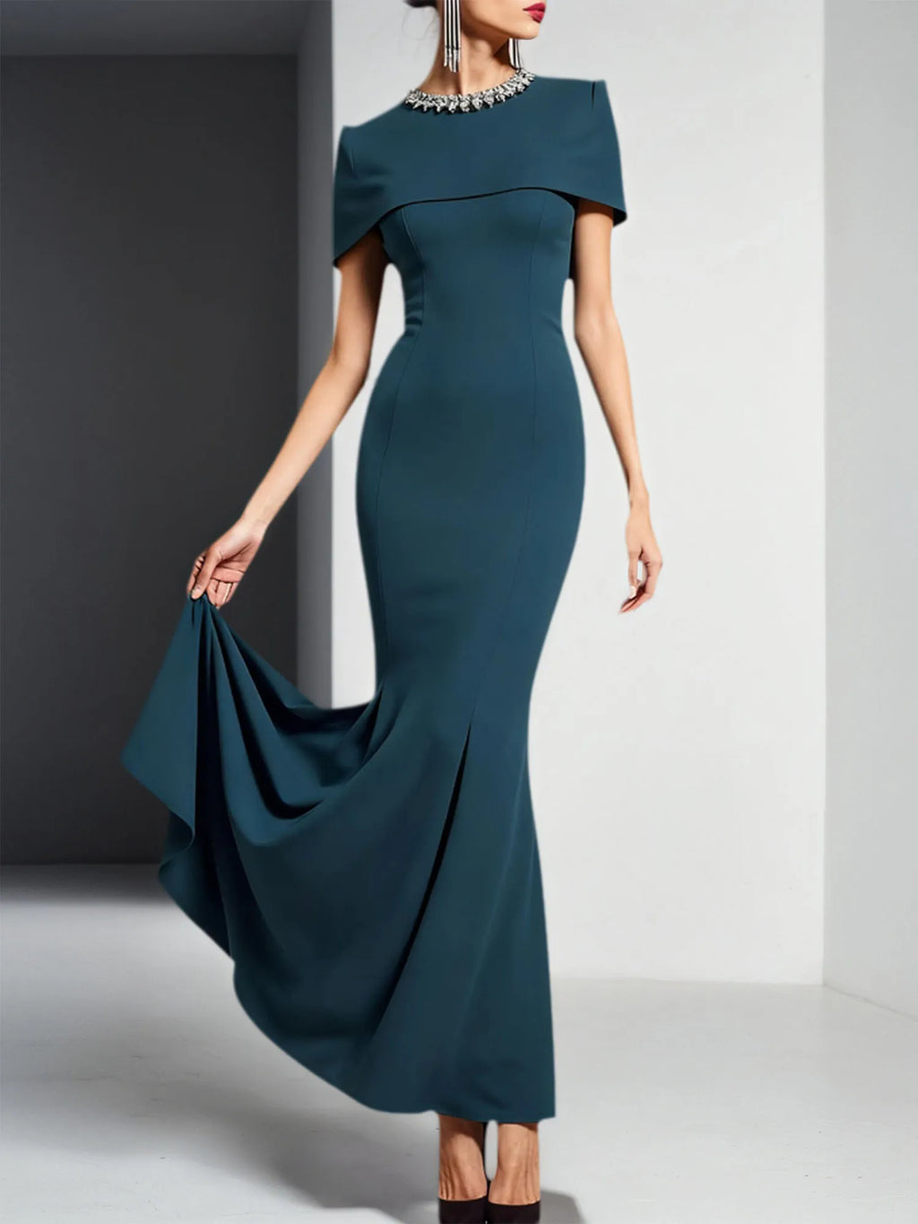 Vestido formal sirena azul pavo real con cuello redondo y capa maxi