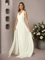 Cremefarbenes, plissiertes Chiffonkleid in A-Linie