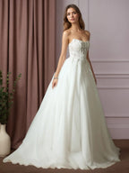Vestido de novia blanco de corte princesa sin tirantes con encaje plisado