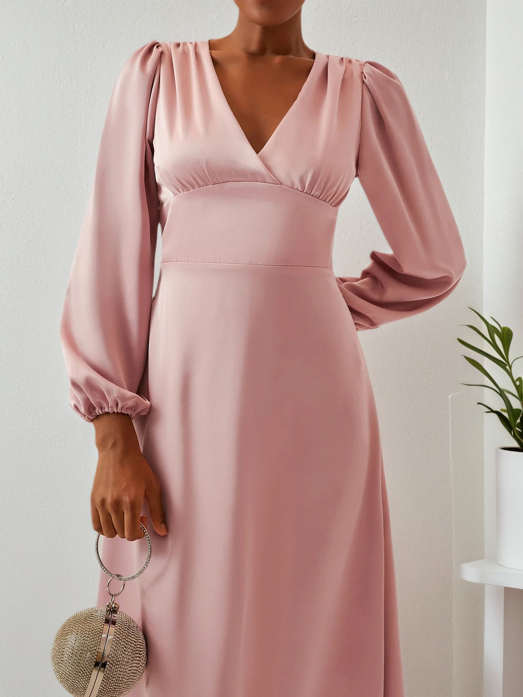 Robe midi rose à encolure en V, manches bouffantes longues, coupe trapèze