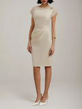 Robe midi fourreau blanche en satin avec col bateau, manches courtes et perles imitation