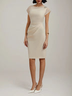 Robe midi fourreau blanche en satin avec col bateau, manches courtes et perles imitation