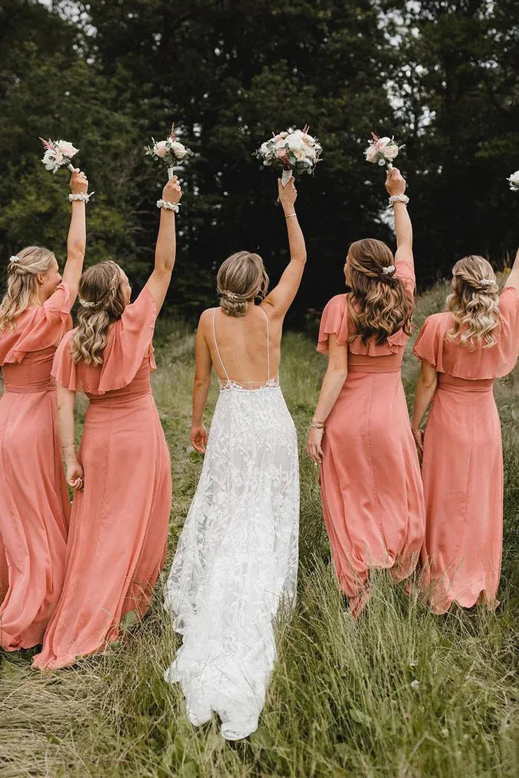 Abiti da damigella semplici in chiffon corallo, linea a trapezio e lunghezza lunga