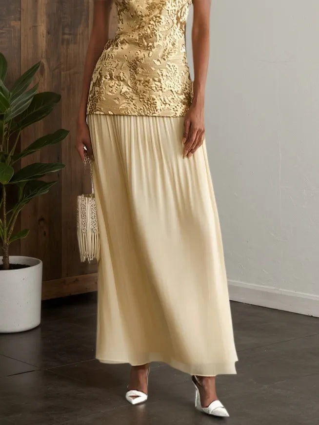 Vestido largo maxi en línea A clásico en jacquard dorado con abertura, hombros descubiertos y mangas cortas