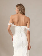 Vestido de novia blanco de sirena con lentejuelas y escote off the shoulder en crepé elástico