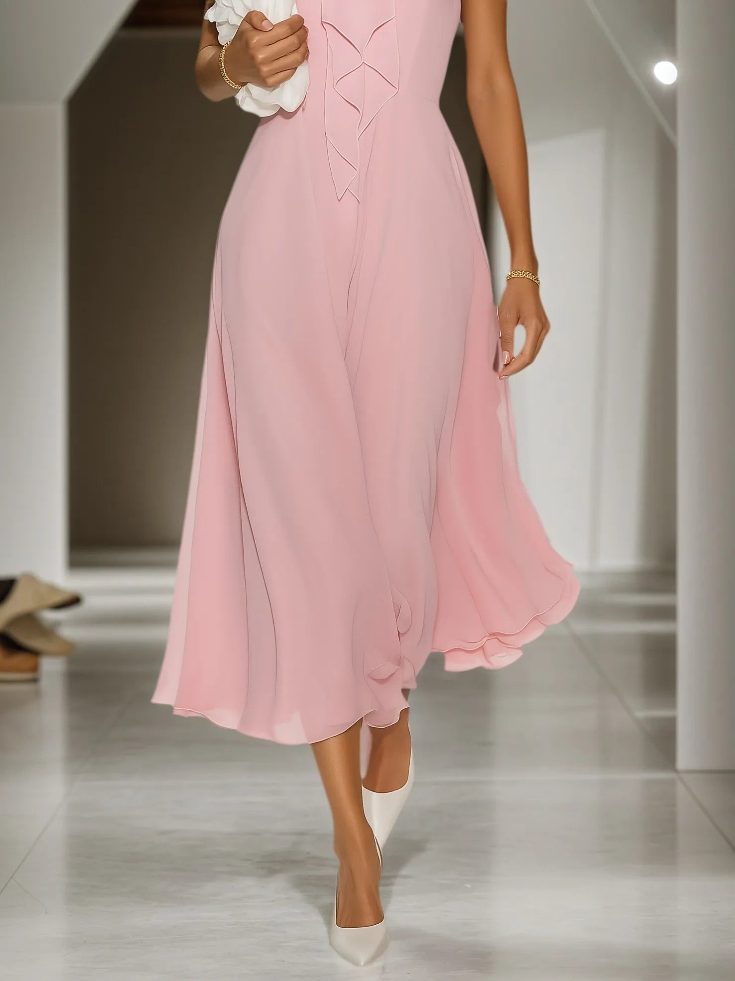 Robe midi ligne A en mousseline rose, dos nu, sans manches, col halter avec nœud à la taille