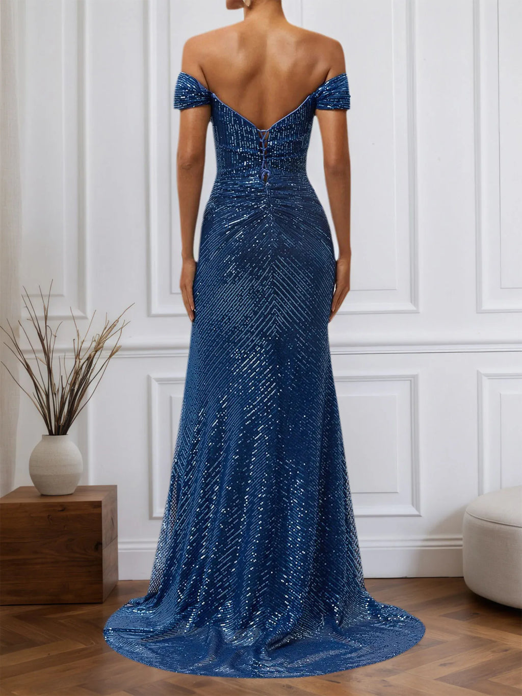 Vestido corto azul con abertura, lentejuelas, fruncido, escote off-the-shoulder y mangas cortas tipo tubo