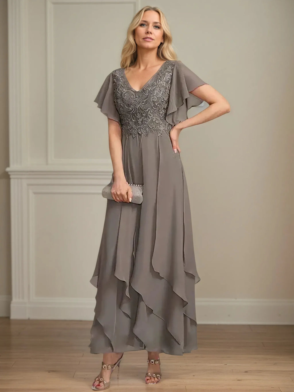 Vestido de Mãe da Noiva Linha A de Chiffon com Decote V, Mangas Curtas e Babados