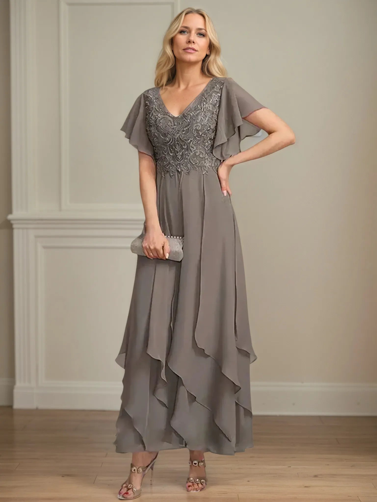 Vestido de Mãe da Noiva Linha A de Chiffon com Decote V, Mangas Curtas e Babados