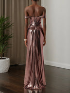 Vestido maxi de satén metálico arrugado color rosa oscuro con corsé, corte tubo, hombros descubiertos y sin mangas