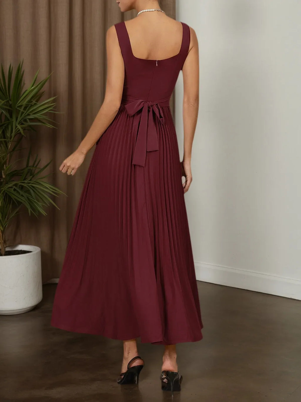 Vestido Maxi Clássico Plissado Vermelho Vinho, Decote Quadrado e Sem Mangas em A-Line