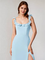 Abito lungo azzurro in chiffon con scollo quadrato, senza maniche e spacco alto