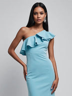 Vestido de fiesta azul claro con un solo hombro, volantes y corte sirena