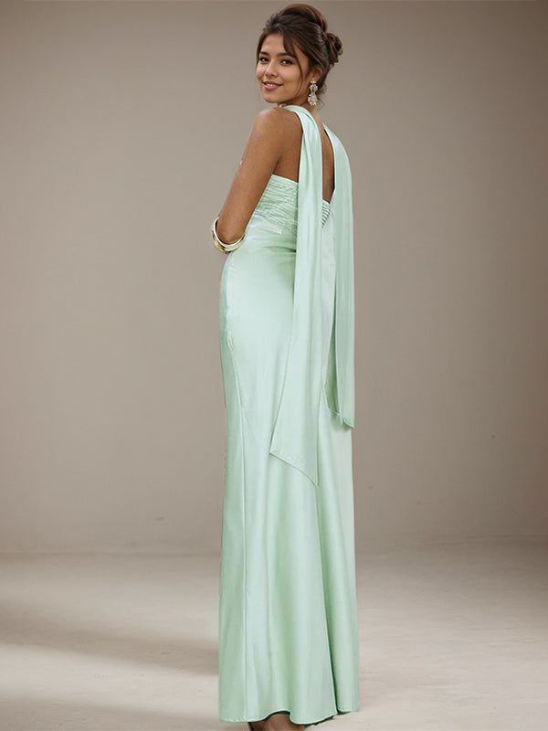 Vestido formal largo de satén verde menta con escote halter y sin mangas