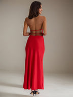 Vestido formal vermelho em cetim, comprimento até o tornozelo, decote halter, sem mangas, costas abertas