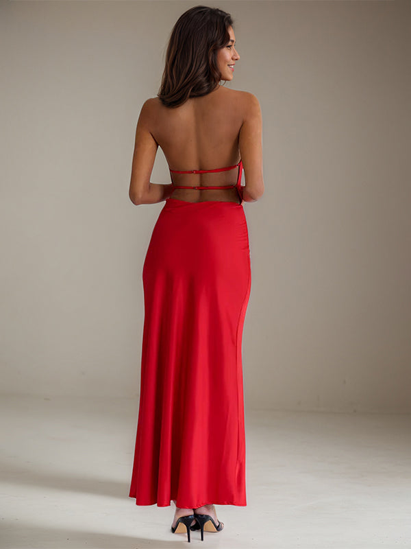 Vestido formal vermelho em cetim, comprimento até o tornozelo, decote halter, sem mangas, costas abertas