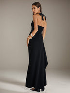 Vestido preto de crepe stretch, decote em V, sem mangas, costas abertas, com fenda alta