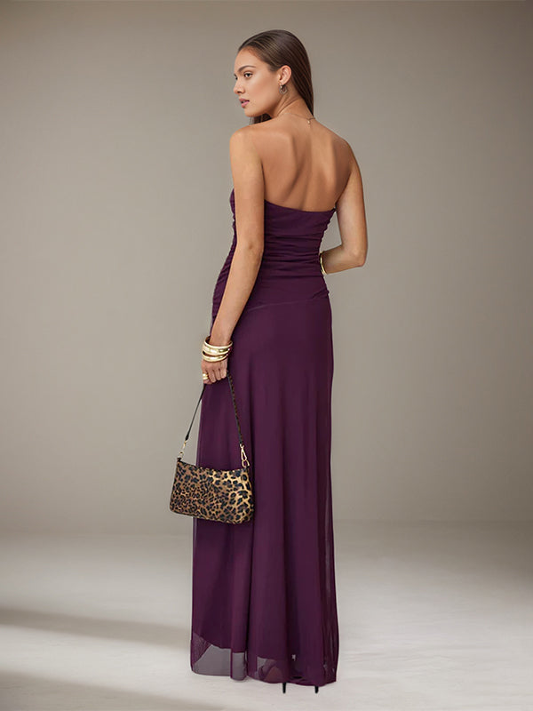 Vestido de comprimento assimétrico em chiffon uva, ombro a ombro, sem mangas, com fenda alta