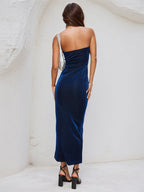 Vestido tubo azul marino de satén sin mangas, con escote off-shoulder y largo hasta el tobillo
