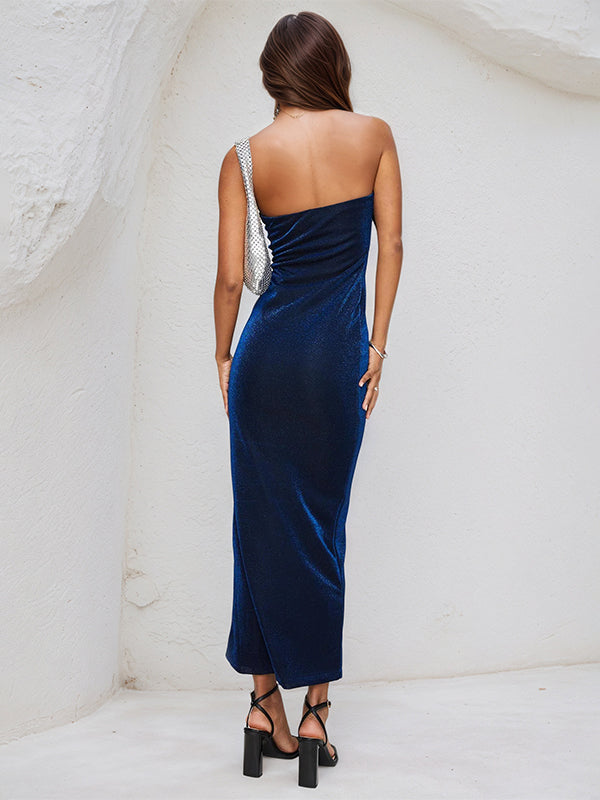 Vestido tubo azul marino de satén sin mangas, con escote off-shoulder y largo hasta el tobillo