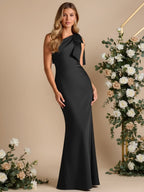 Vestidos longos de madrinha em linha A de cetim com um ombro só e laço