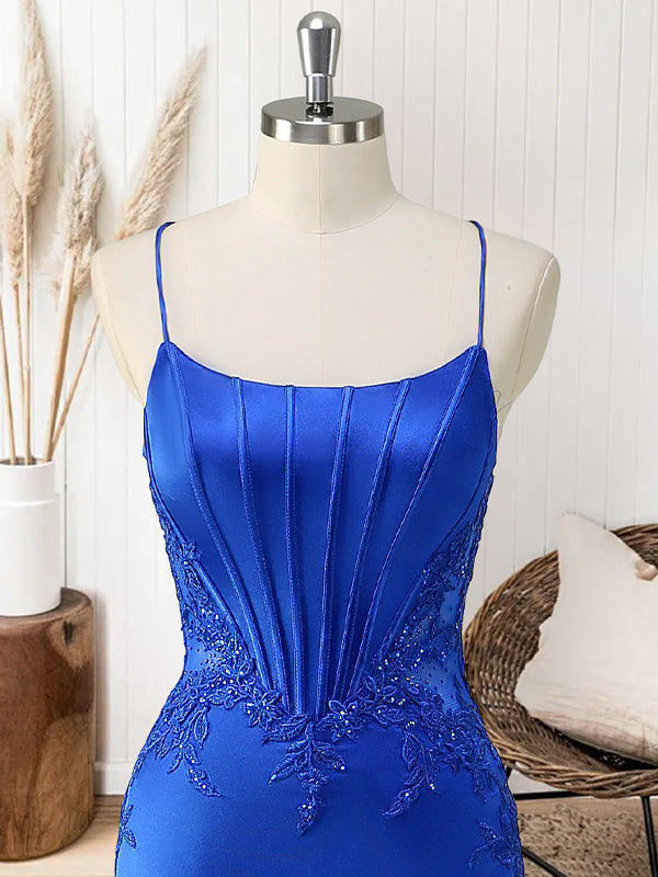 Vestido longo vermelho sereia com corpete, alças finas e apliques para formatura