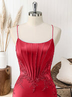 Vestido longo vermelho sereia com corpete, alças finas e apliques para formatura