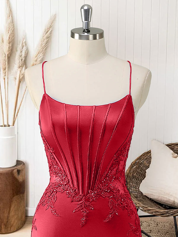 Vestido longo vermelho sereia com corpete, alças finas e apliques para formatura