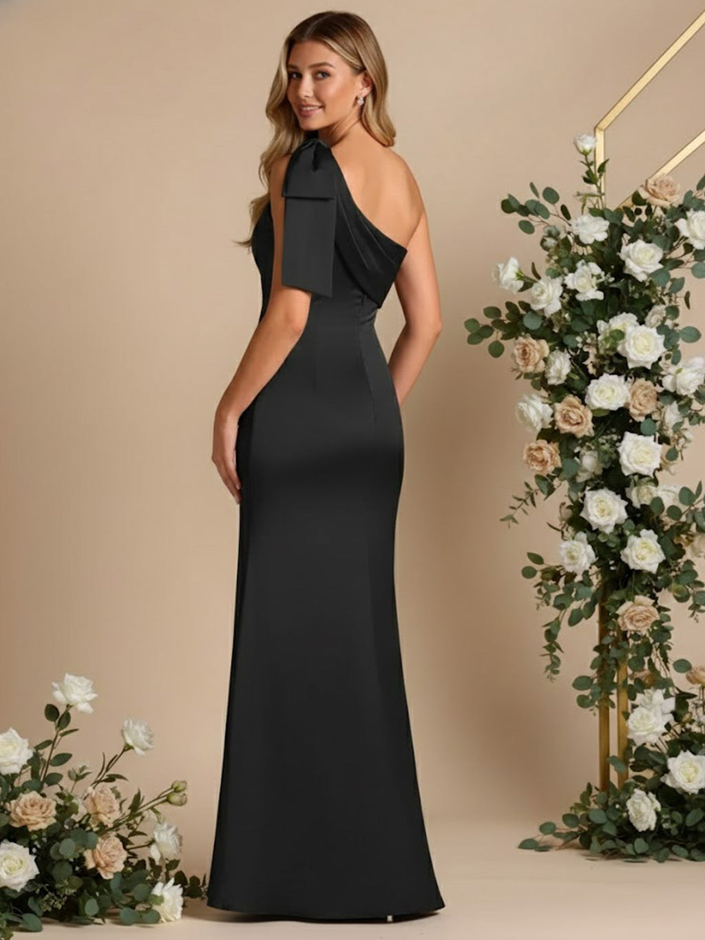 Vestidos longos de madrinha em linha A de cetim com um ombro só e laço