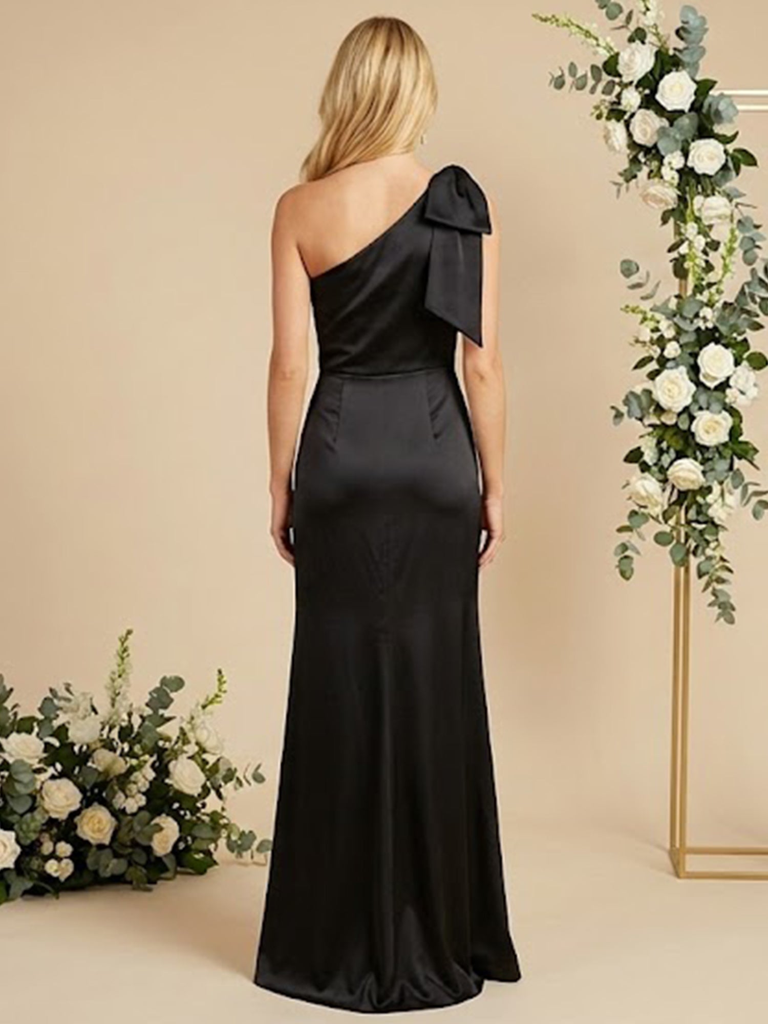 Vestidos longos de madrinha em linha A de cetim com um ombro só e laço
