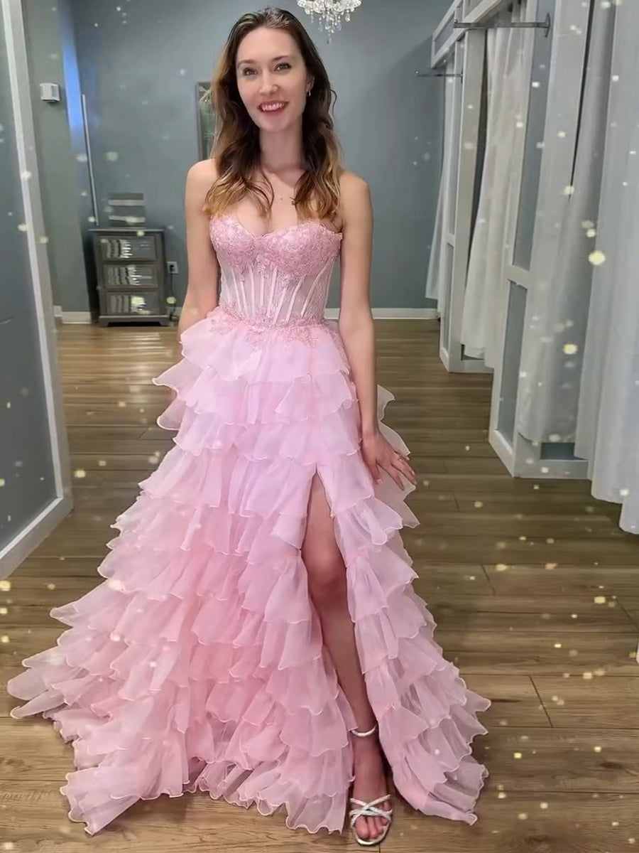 Rosa trägerloses Stufen-Rüschen-Korsett-Prom-Kleid mit Spitzenapplikationen und Schlitz