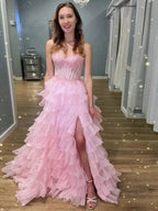 Rosa trägerloses Stufen-Rüschen-Korsett-Prom-Kleid mit Spitzenapplikationen und Schlitz
