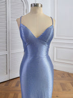 Vestido de baile sereia azul com alças finas, decote em V e strass