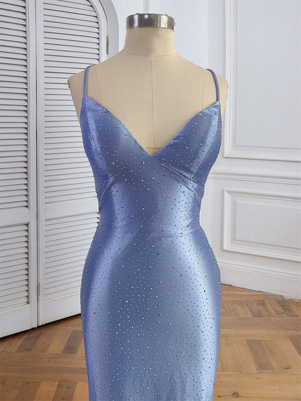 Vestido de baile sereia azul com alças finas, decote em V e strass