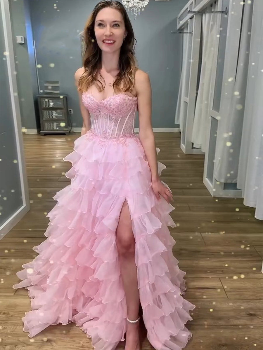 Rosa trägerloses Stufen-Rüschen-Korsett-Prom-Kleid mit Spitzenapplikationen und Schlitz