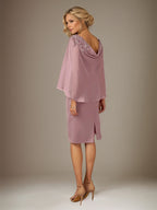 Malvenfarbenes Etui/Säulen Chiffon Kleid mit Bateau-Ausschnitt und Cape-Ärmeln knielang