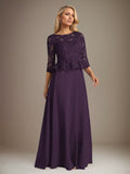 Vestido longo de chiffon ameixa, modelo evasê, decote canoa, mangas 3/4 e apliques