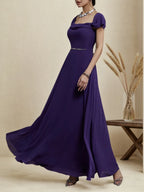 Vestido largo de dama de honor en línea A de gasa morada con escote cuadrado y mangas cortas