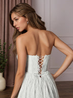 Abito da sposa bianco a linea A con scollo a cuore, senza maniche e pizzo