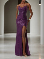 Abito lungo viola aderente con spacco, paillettes, spalline sottili e arricciature