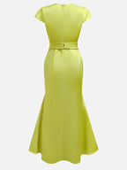 Vestido maxi tipo tubo con bordado floral verde, manga corta con volante y abertura