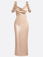 Vestido midi de satén color champán con flores 3D, cuello drapeado y sin mangas tipo columna