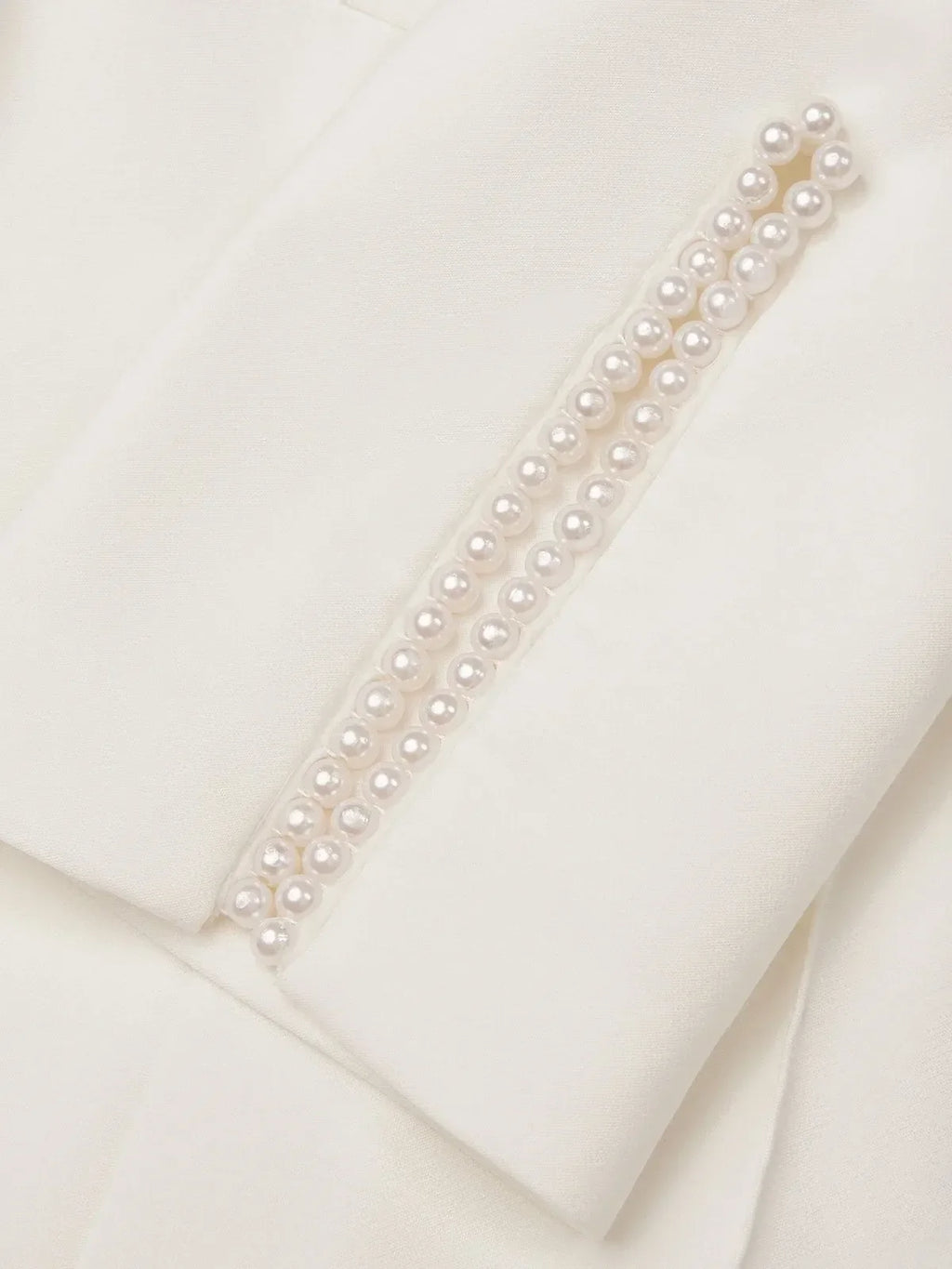 Macacão feminino branco com imitação de pérolas, decote barco com fenda e mangas meia-lua, elegante