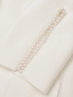 Macacão feminino branco com imitação de pérolas, decote barco com fenda e mangas meia-lua, elegante