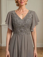Vestido de Mãe da Noiva Linha A de Chiffon com Decote V, Mangas Curtas e Babados
